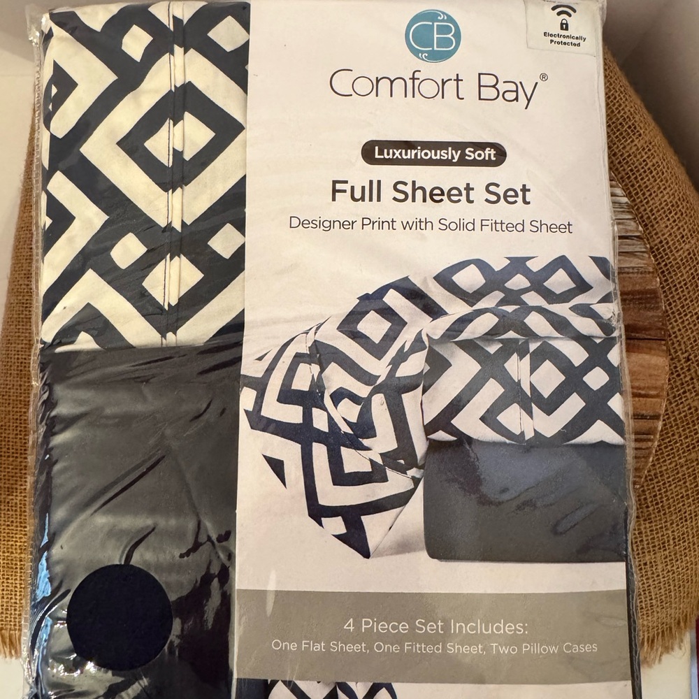 COMFORT BAY FULL SHEET SET New in Package Navy and White design